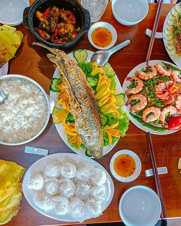 A Mekong feast of bánh xèo, grilled fish and shrimp