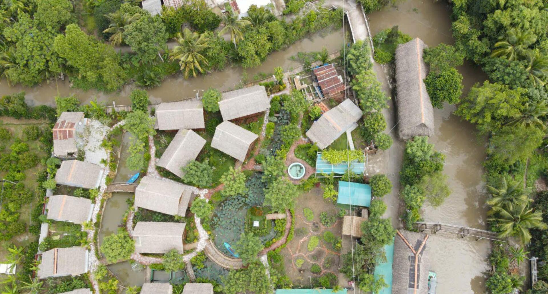Aerial view of the lodge’s bungalows, gardens and canal